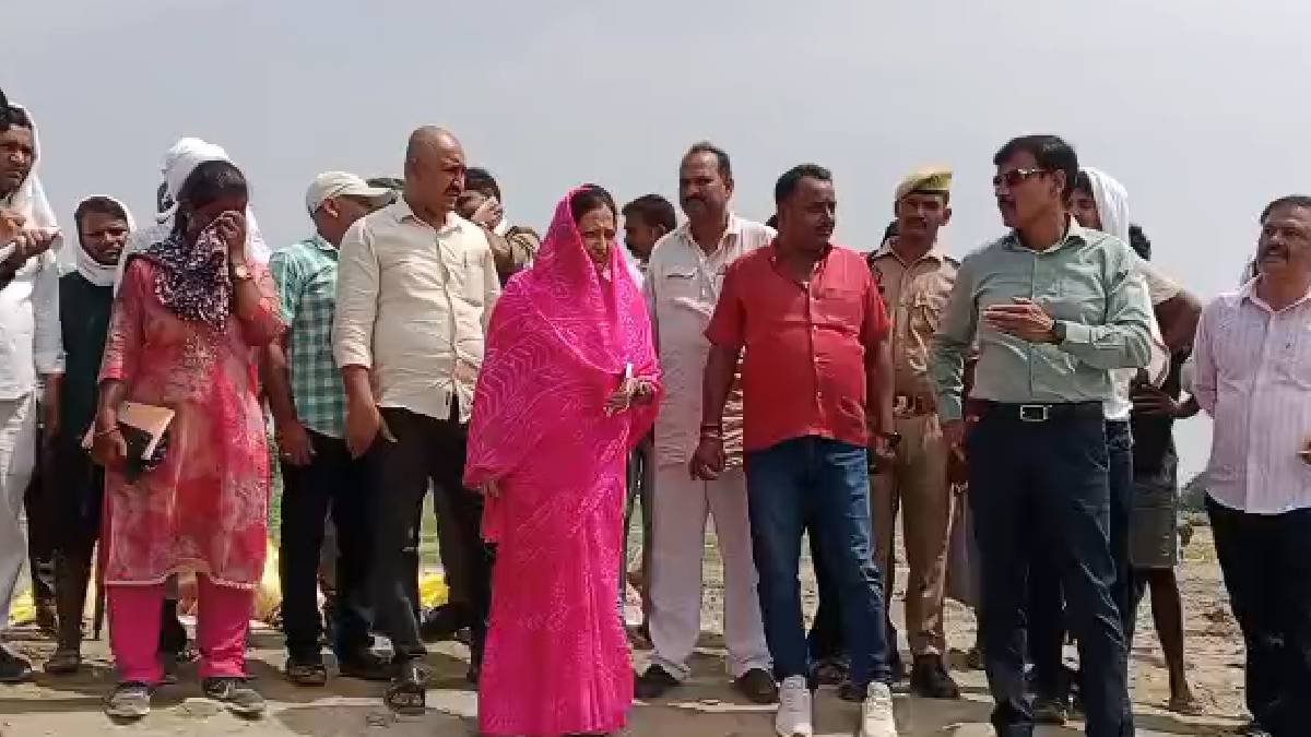बलिया में घाघरा नदी का बढ़ा खतरा, डीएम ने किया बाढ़ प्रभावित इलाकों का निरीक्षण